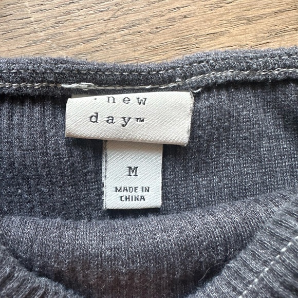 Flutter sleeve top - Picture 3 of 4